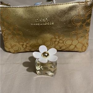 Marc Jacob evening bag golden color with a Daisy perfume it’s got a zipper 👛👡